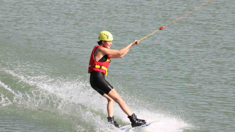 ÜNLÜ OYUNCU SEVCAN YAŞAR KARLISU HBB SU SPORLARI MERKEZİNDE SÖRF YAPTI