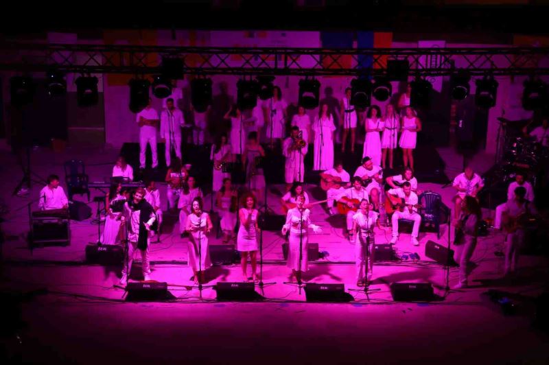 6 FARKLI ÜLKEDEN 42 MÜZİSYEN 7 DİLDE ŞARKILAR SÖYLEDİ