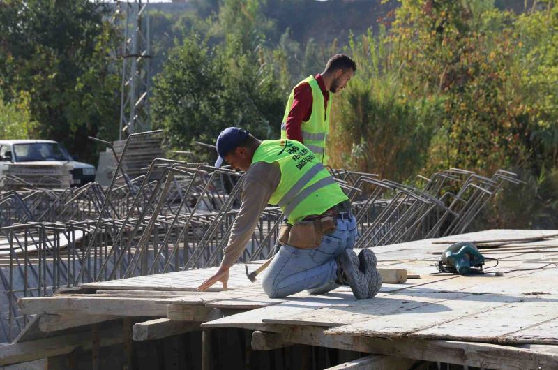 BÜYÜKŞEHİR’DEN DEFNE’YE ÜÇ GÖZLÜ MENFEZ