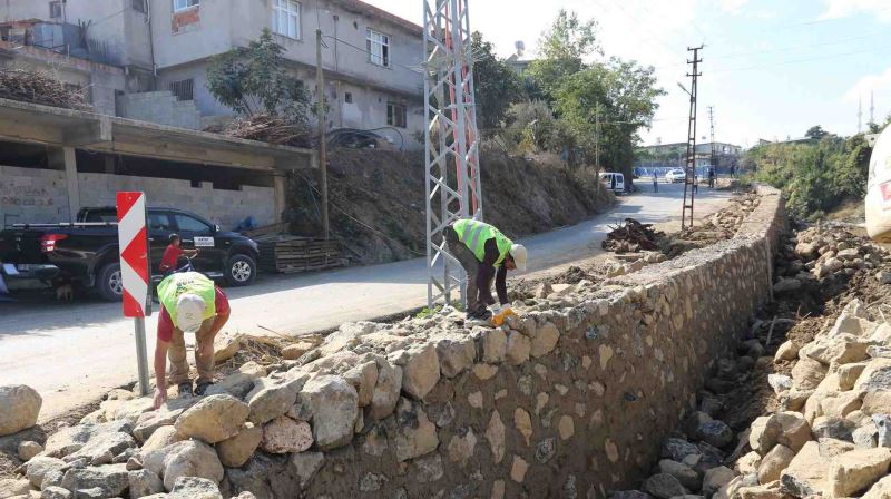 BÜYÜKŞEHİR’DEN KARLISU MAHALLESİ’NE TAŞ DUVAR ÇALIŞMASI