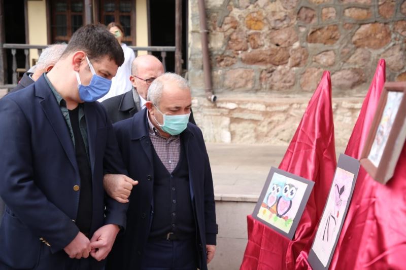 Down Sendromlu Gençten Resim Sergisi