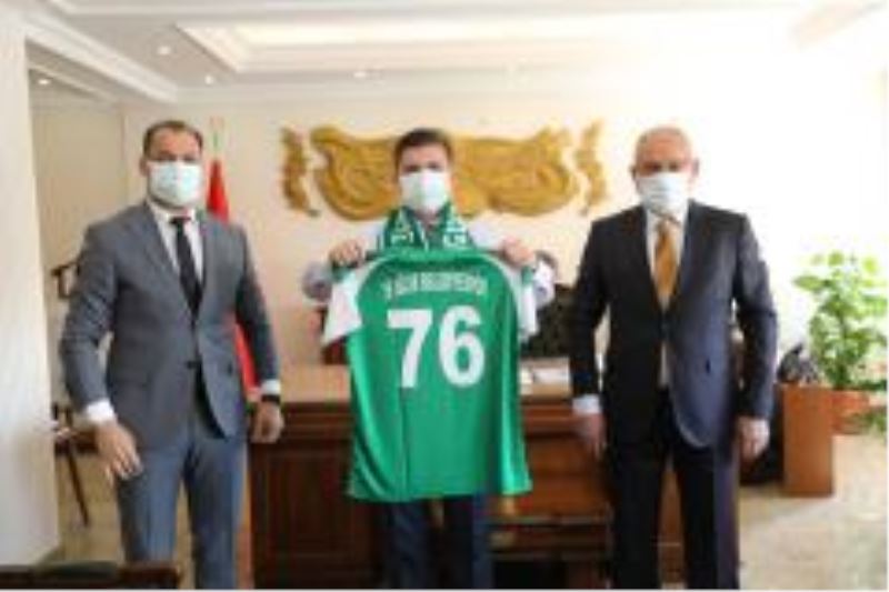 76 Iğdır Belediyespor Kulübü Başkanı Ferdi Turan, Vali/Belediye Başkan V. Sn. H. Engin Sarıibrahim’i ziyaret etti