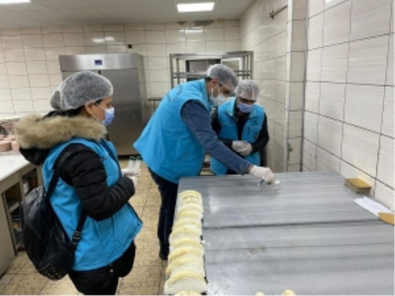 Gıda denetimlerinde mikrobiyolojik numuneler alınıyor