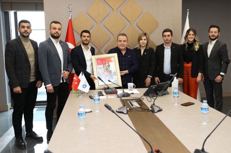 Alanyalı gençlerden Başkan Muhittin Böcek’e ziyaret