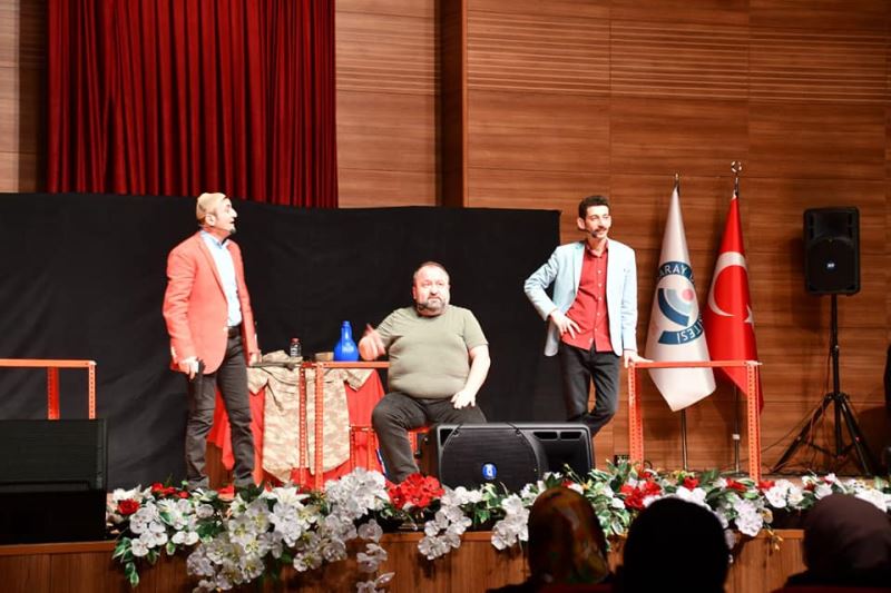 KONSER VE TİYATRO OYUNU İLE SANAT SEVERLERİN HAFTA SONU RENKLİ GEÇTİ
