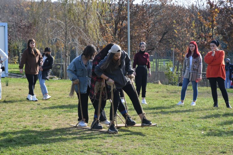 Liseli gençler kampta spor yapıyor