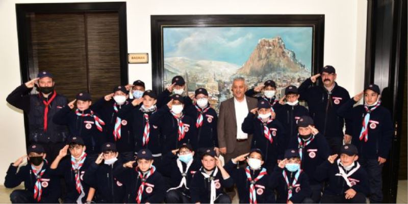 İZCİ KULÜBÜNDEN ZEYBEK BAŞKAN´A ZİYARET