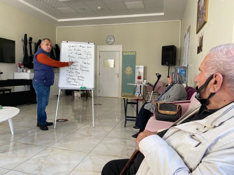 ALZAYMIR HASTALARINA İNGİLİZCE ÖĞRETİLEREK HAFIZA JİMNASTİĞİ!