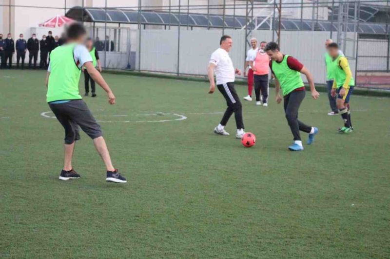 BAŞKAN SAVAŞ, HATAYSPORLU OYUNCULARI TUTUKLU ÇOCUKLARLA BULUŞTURDU