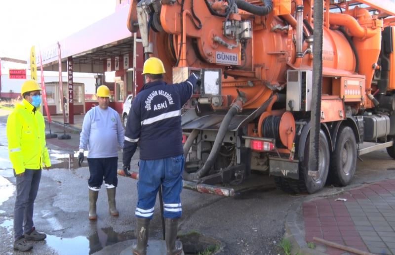 Büyükşehir Adana’da su baskını problemini en aza indirmek için aralıksız çalışıyor