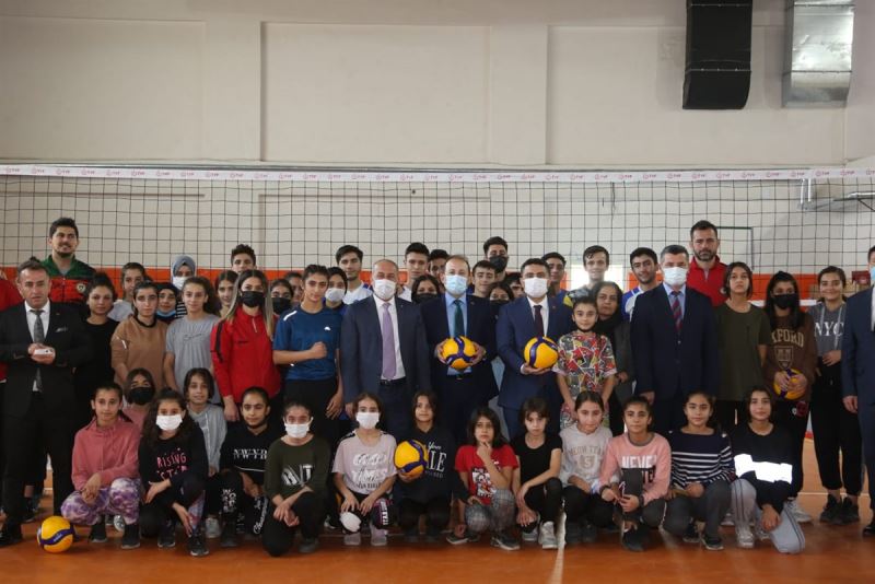Valimiz Sn. Ali Hamza Pehlivan, Allpower Cizre Belediyespor’un Altyapısındaki Genç, Voleybolcularla Antrenmanda Bir Araya Geldi.