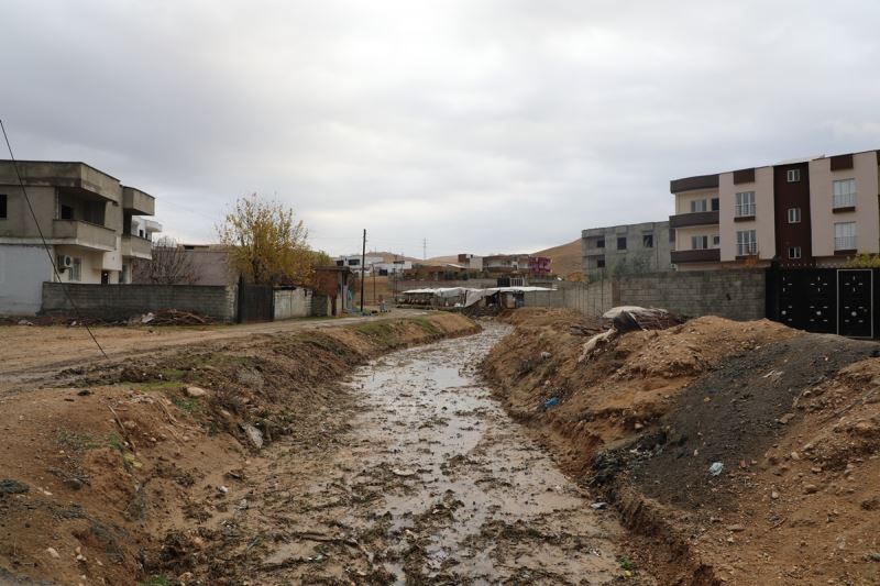Kaymakam / Belediye Başkan V. Mehmet Tunç’un Talimatıyla İlçede Bulunan Yağmurlama Kanalları Temizleniyor.