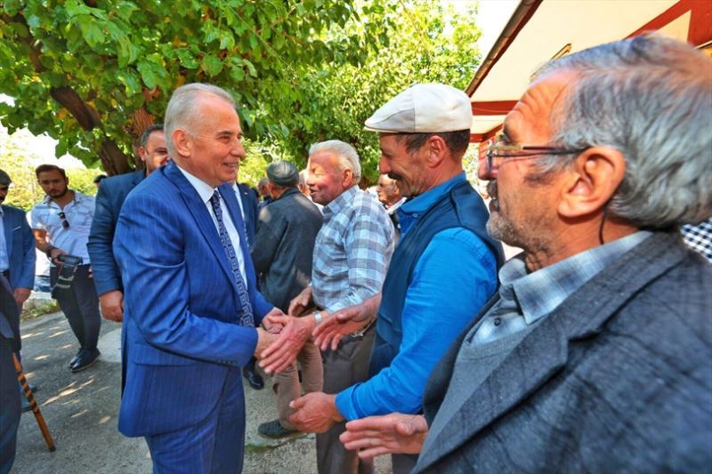 Başkan Osman Zolan Babadağlılarla kucaklaştı