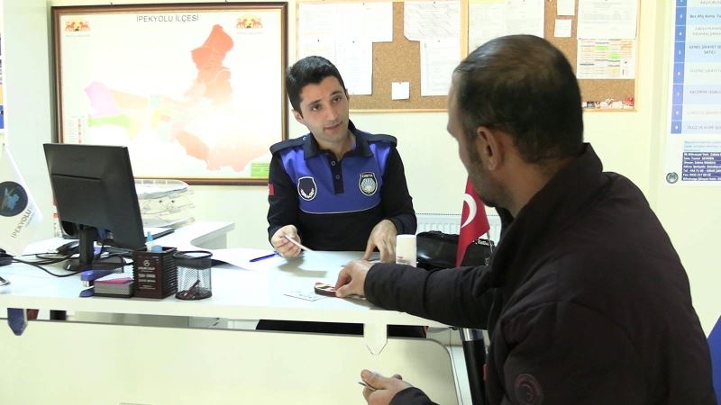 İPEKYOLU ZABITA EKİPLERİ BULDUKLARI PARAYI SAHİBİNE ULAŞTIRDI