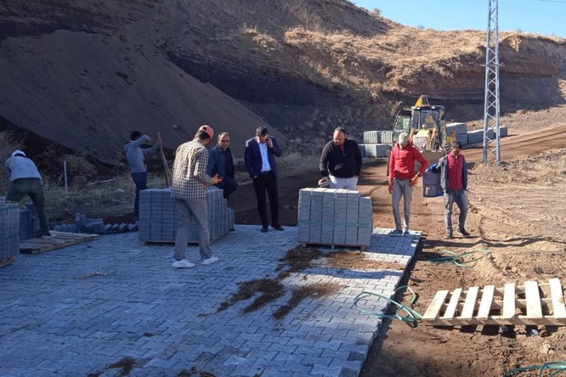 İlçemize bağlı Kökez mevkiinde parke çalışması devam ediyor.