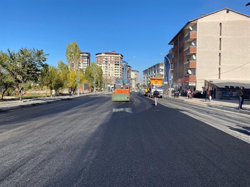 CUMHURİYET CADDESİNDE AŞINMA ASFALT MESAİSİ