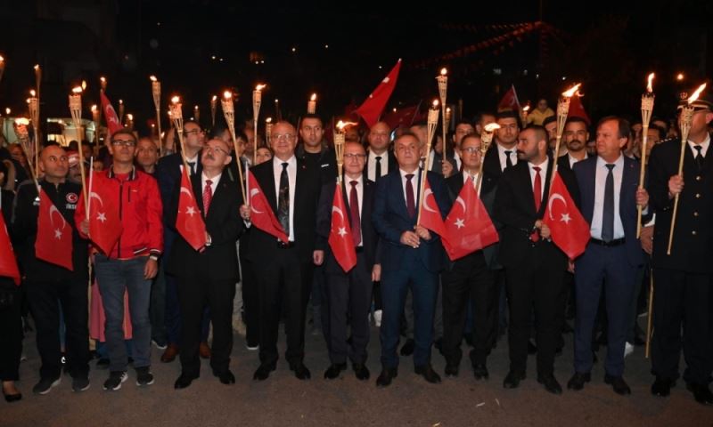 Manisa’da Cumhuriyet Coşkusu Fener Alayı İle Sürdü