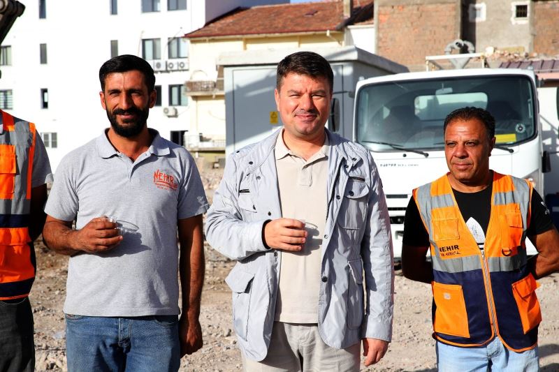 KENTSEL DÖNÜŞÜM PROJESİNDE 48. YAPININ YIKIMI BAŞKAN DİNÇER’İN KATILIMI İLE GERÇEKLEŞTİRİLDİ