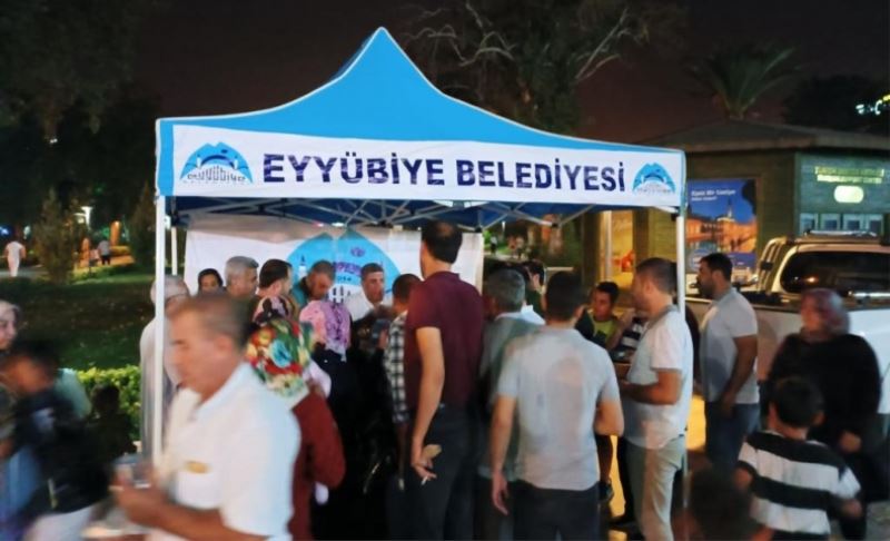 Eyyübiye Belediyesi Kandil Gecesi Binlerce Vatandaşa İkramda Bulundu