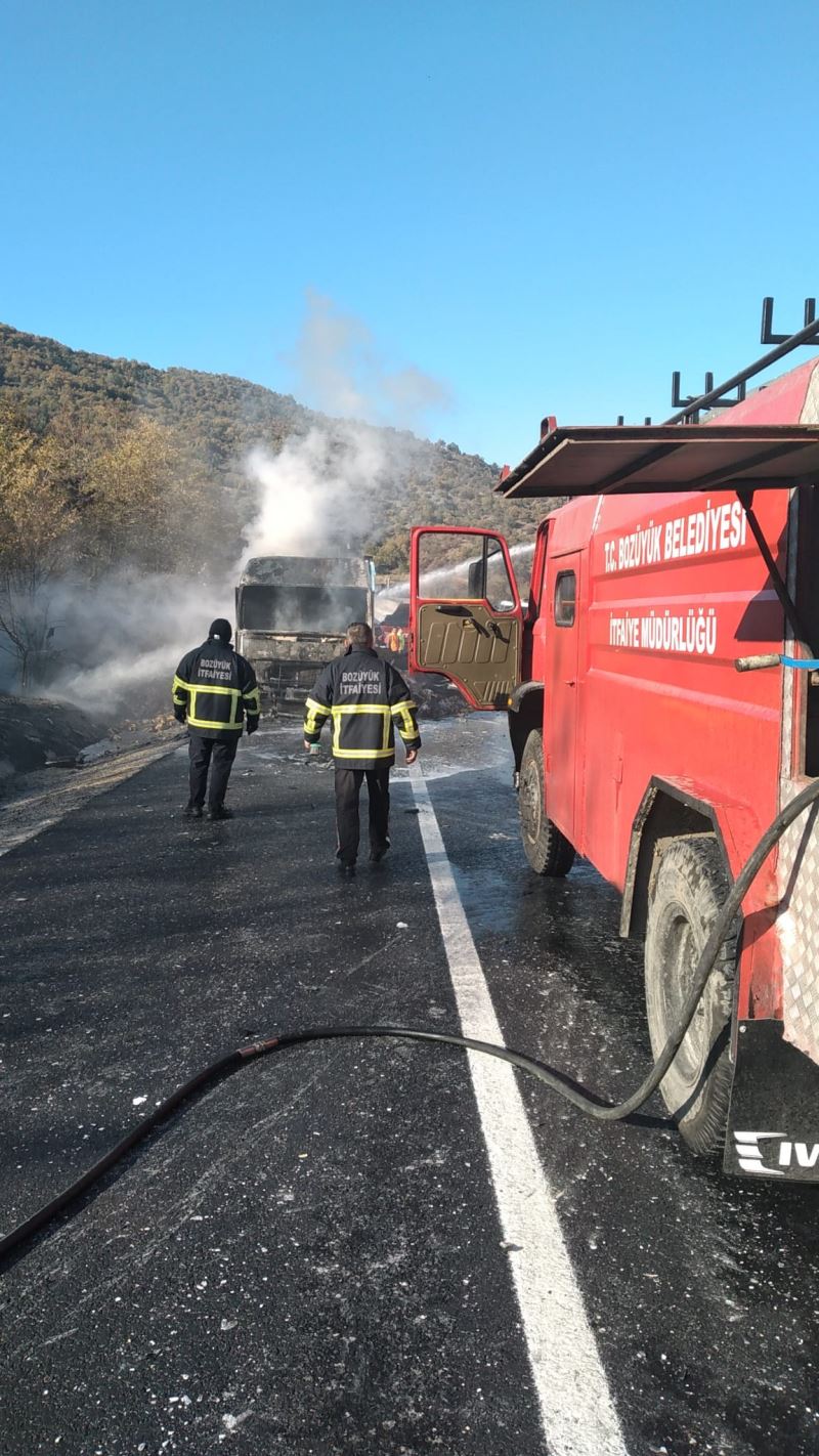 BOZÜYÜK BELEDİYESİ İTFAİYE EKİPLERİ AYNI GÜNDE 2 KAZAYA MÜDAHALE ETTİ