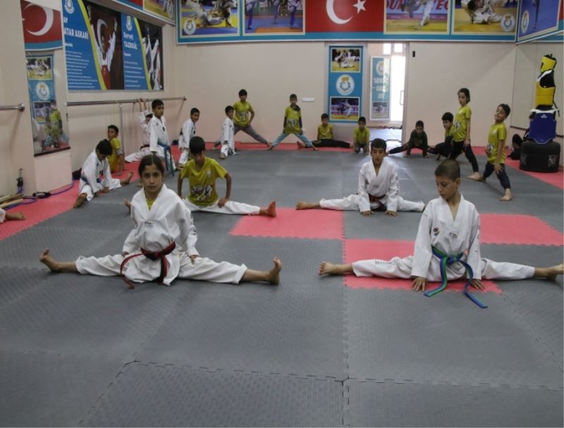 ÇOCUKLAR, HALİLİYE BELEDİYESİ İLE SPORLA TANIŞIYOR