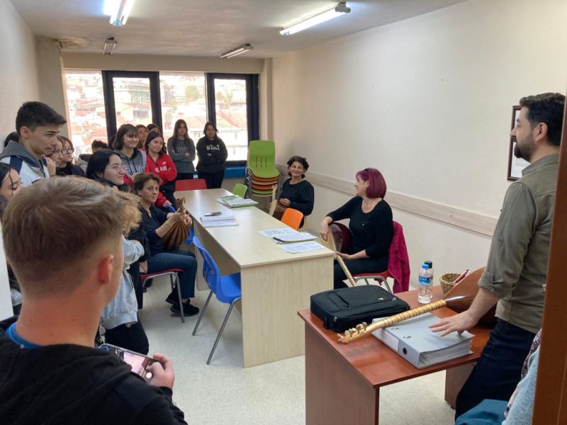 İZMEK KANUNİ MESLEKİ VE TEKNİK ANADOLU LİSESİ ÖĞRENCİLERİNİ AĞIRLADI