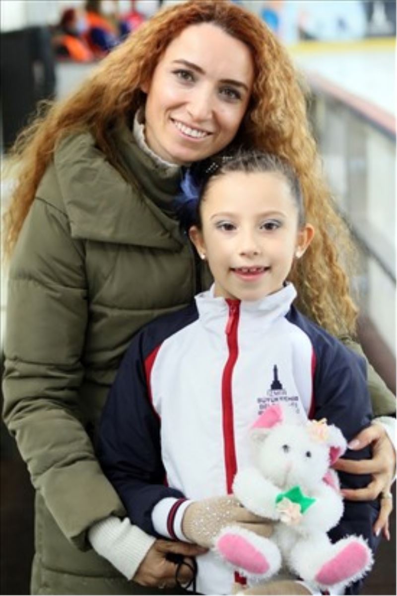 Minik buz pateni sporcusu Doğa annesinin yolunda