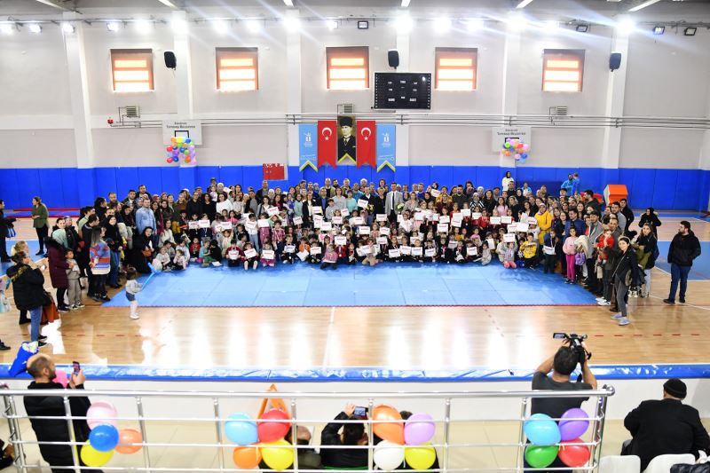 BAŞKAN ATAÇ JİMNASTİKLE TANIŞAN ÇOCUKLARLA BULUŞTU