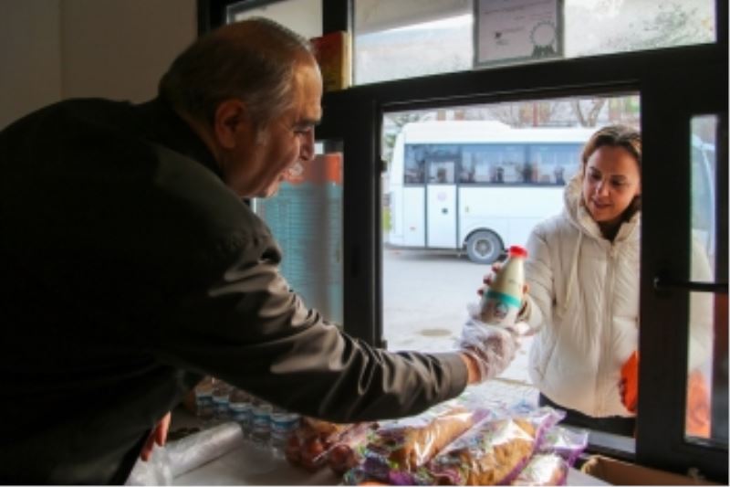 ESKİŞEHİRLİLERDEN YENİ 1 LİTRELİK HALK SÜT’E BÜYÜK İLGİ