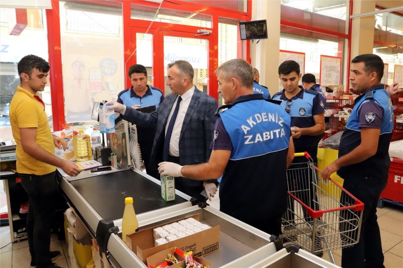AKDENİZ BELEDİYESİ ZABITA MÜDÜRLÜĞÜ EKİPLERİ ZİNCİR MARKETLERİ DENETLEDİ