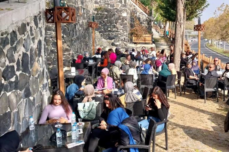 Üniversite öğrencisi kızlar Süleymanpaşa turunda