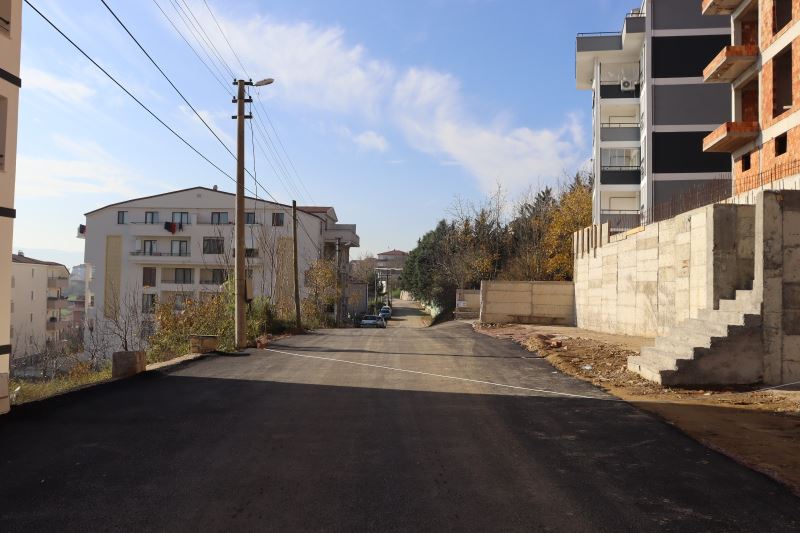 İZMİT BELEDİYESİ GÜNDOĞDU MOLLA RECEP SOKAKTAKİ ASFALT MESAİSİNİ TAMAMLADI