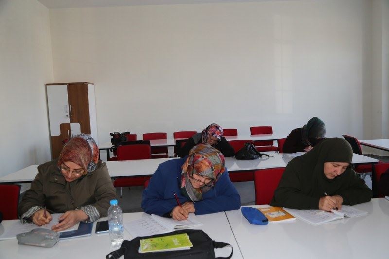 MELMEK, OKUMA YAZMA KURSLARI İLE HAYATLARA DOKUNUYOR