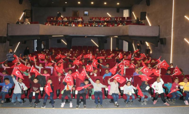 Dijital Sinema Yağmurlu İlkokul Ve Ortaokul Öğrencilerini Ağırladı