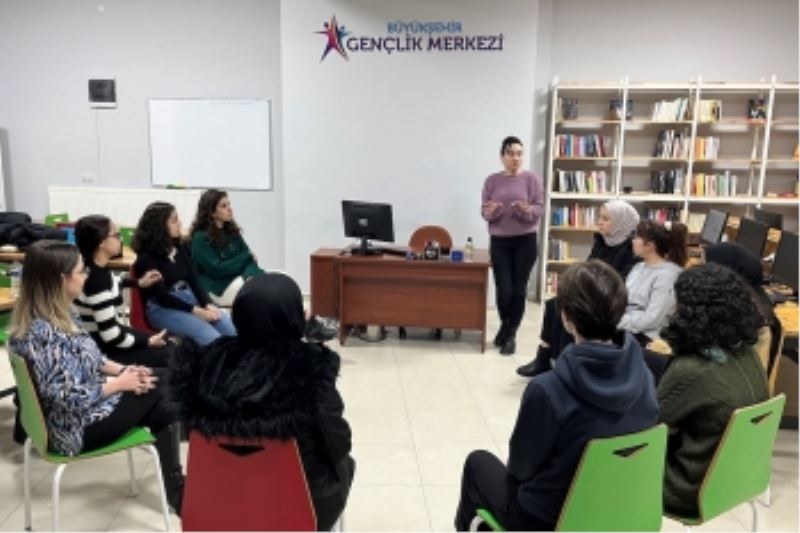 GENÇLER DENEYİMLERİNİ ATÖLYEDE PAYLAŞTI