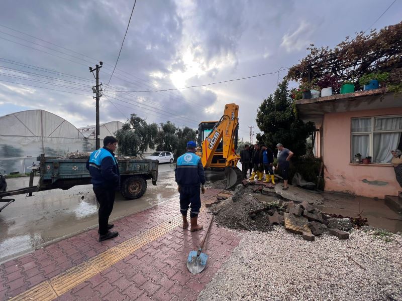 su baskını yaşayan seralarımıza, ekip arkadaşlarım müdahale etti.