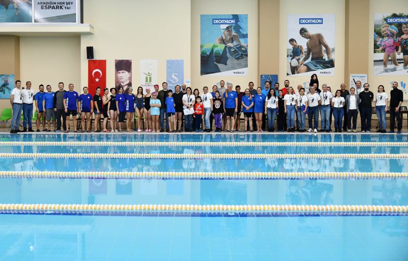 YÜZME ŞENLİĞİNDE KULAÇ ATTILAR