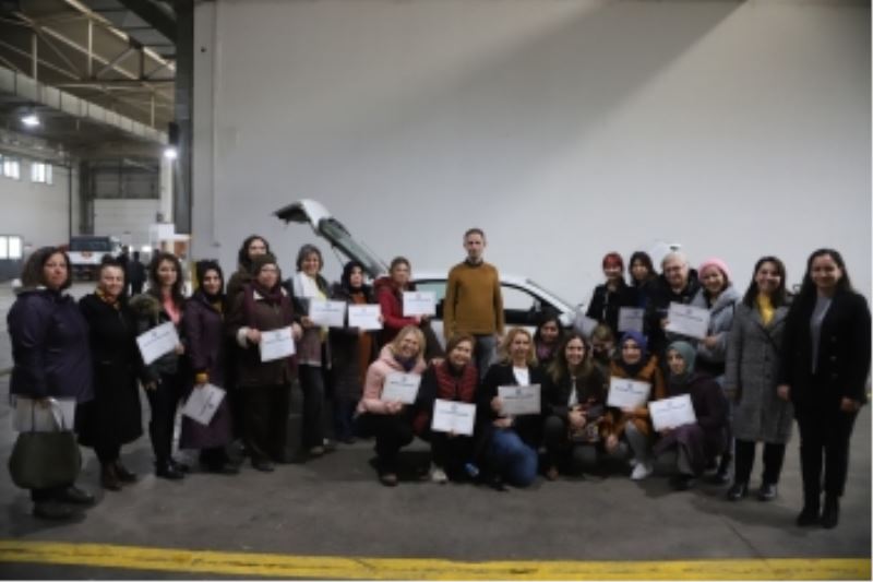 KADINLAR ARABA BAKIMLARINI KENDİLERİ YAPACAKLAR