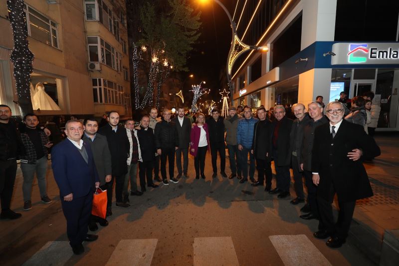 BAŞKAN HÜRRİYET CEBESOY SOKAĞIN IŞIKLARINI HALKLA BİRLİKTE YAKTI