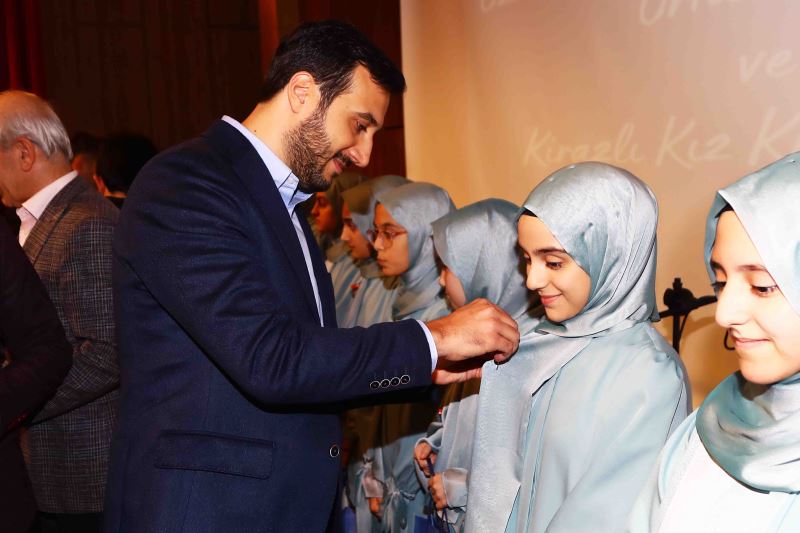 15 KIZ HAFIZ, TAÇLARINI TAKTI