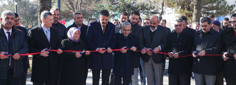 ZAFERTEPE’DE ŞEHİT ENGİN BALCI PARKI VE HALI SAHA HİZMETE AÇILDI