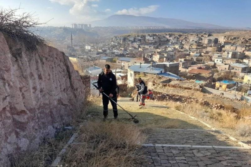 Temizlik İşleri Müdürlüğü ekiplerimiz mahallenin her köşesinde temizlik çalışmalarını yapmaya devam ediyor.