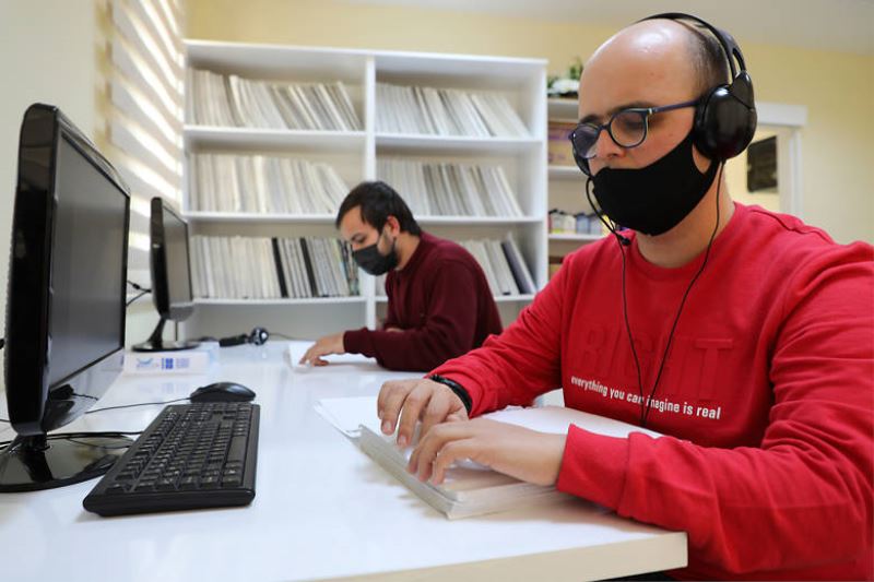 Sesli kütüphanede bilgi ve kitaba engel yok