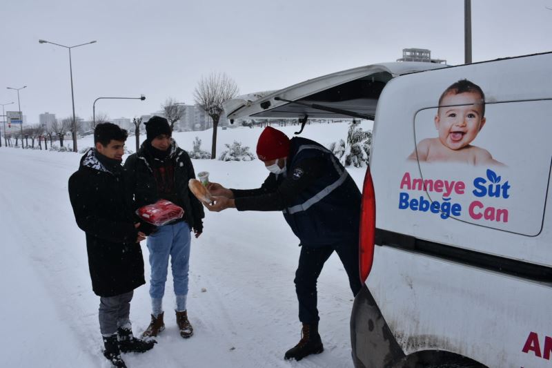 GAZİANTEP BÜYÜKŞEHİR, BİN 600 SAHA PERSONELİ VE 562 ARAÇLA VATANDAŞIN YARDIMINA KOŞUYOR!