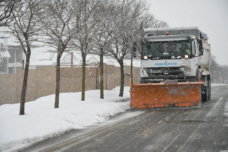 Yolları açık tutmak için gece gündüz çalışıyorlar