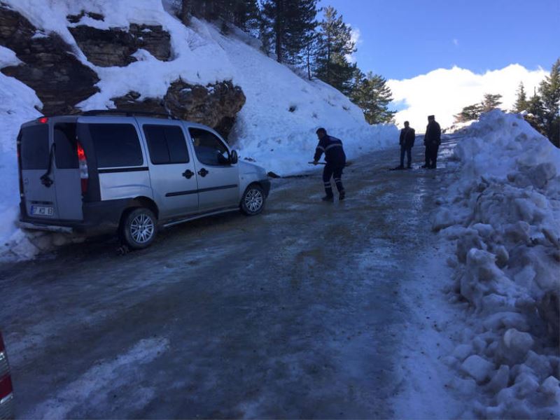 Taşatan Yolu’nda  tuzlama çalışması