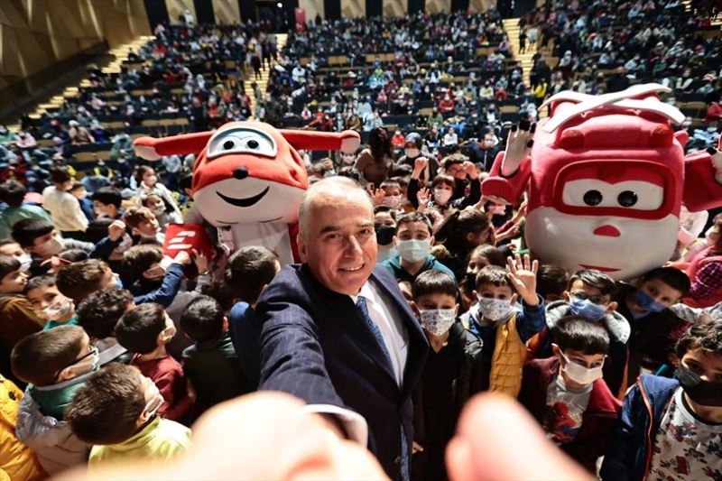 BİNLERCE ÇOCUK DOYASIYA EĞLENDİ