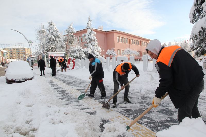 Sungurlu Belediyesi gece-gündüz demeden tüm ekipleriyle kar küreme ve tuzlama çalışmalarını sürdürüyor.