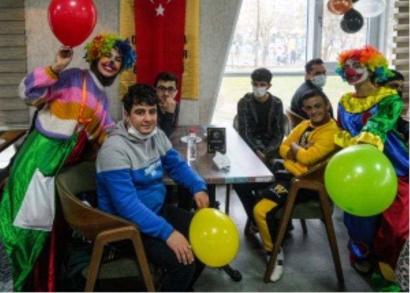 Üniversite öğrencileri engellileri yalnız bırakmadı