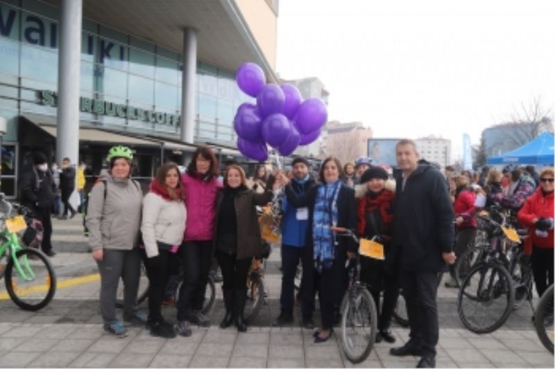 DÜNYA EMEKÇİ KADINLAR GÜNÜ BİSİKLET TURUNDA BULUŞTULAR